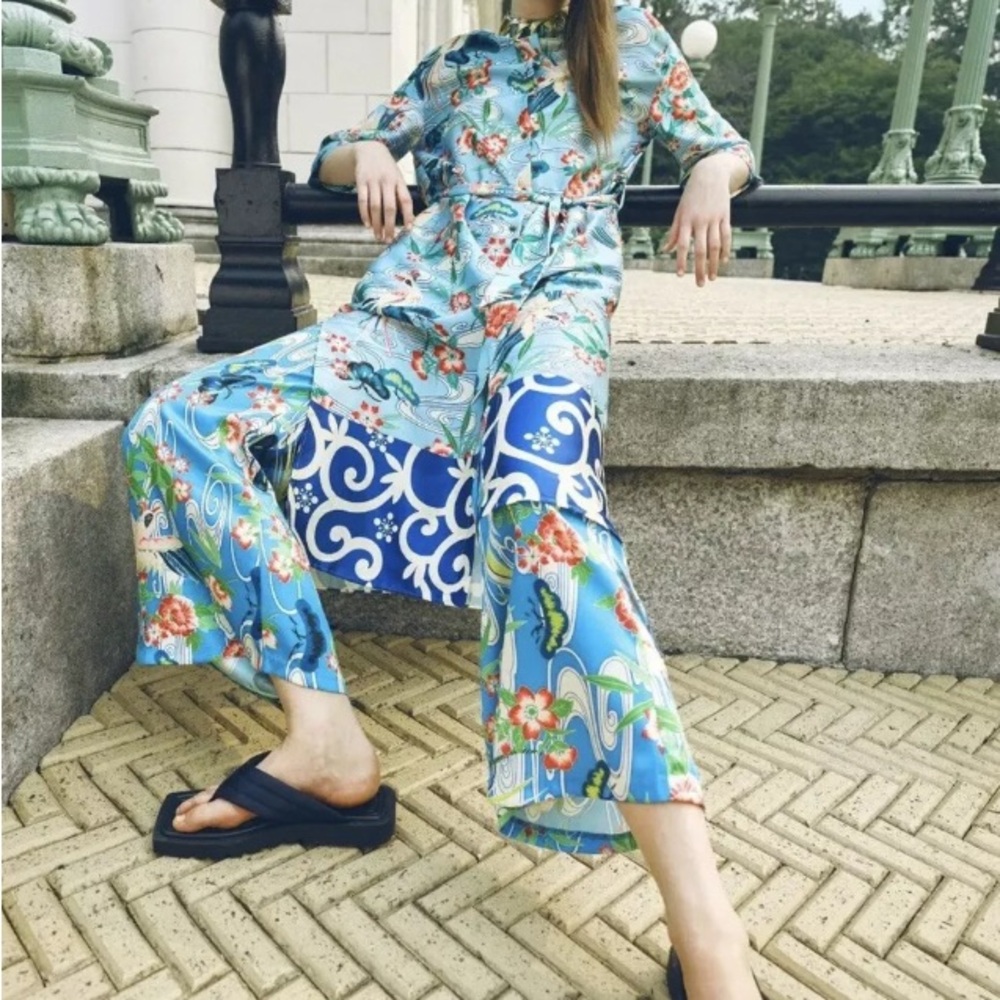 Zara blue printed kimono with matching pants.  Kimono is XS and pants are S